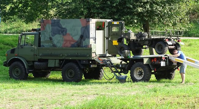 Unimog met shelter en Faun Kraka