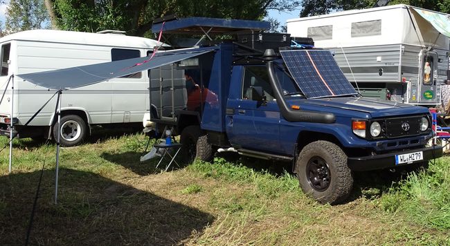 Land Cruiser HZJ79 met luchtige camperopbouw